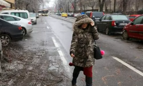 Romania ने बाढ़ का रेड अलर्ट जारी किया, भारी बारिश से कई गांव अलग-थलग Romania ने बाढ़ का रेड अलर्ट जारी किया, भारी बारिश से कई गांव अलग-थलग