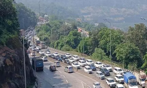 Mumbai-Pune एक्सप्रेसवे पर भीड़ कम करने के लिए सरकार की योजना Mumbai-Pune एक्सप्रेसवे पर भीड़ कम करने के लिए सरकार की योजना