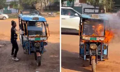 महिला ने ऑटो एजेंसी के बाहर e-rickshaw में आग लगाकर किया विरोध महिला ने ऑटो एजेंसी के बाहर e-rickshaw में आग लगाकर किया विरोध
