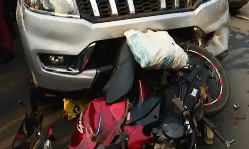 Bhubaneswar में सड़क हादसे में दो साल के बच्चे को बाइक से फेंक दिया गया
