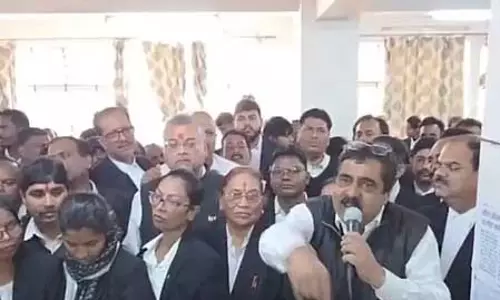 रांची के वकीलों ने महिला अधिवक्ता से पुलिस की बदसलूकी के खिलाफ किया कार्य बहिष्कार