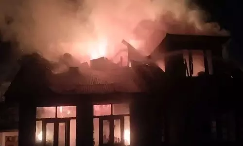 जम्मू-कश्मीर: Srinagar के नौहट्टा में भीषण आग से कई घर जलकर खाक
