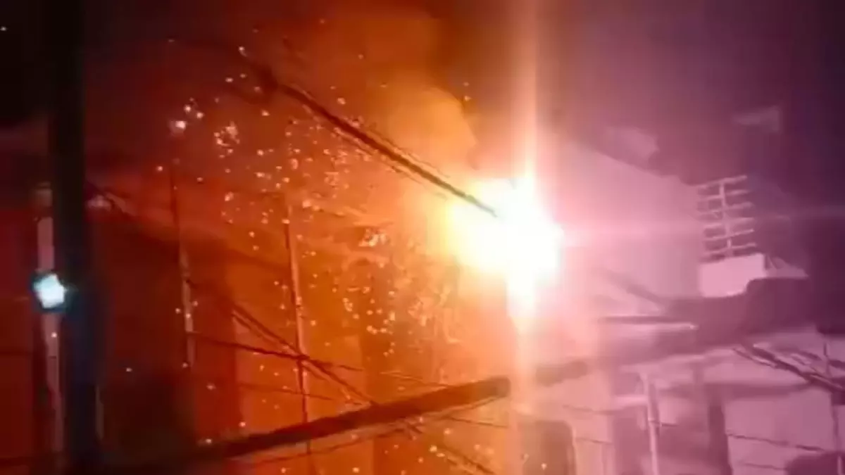 Bareilly: बिजली की चिंगारी ने घर जलाया, नुकसान भारी Bareilly: बिजली की चिंगारी ने घर जलाया, नुकसान भारी