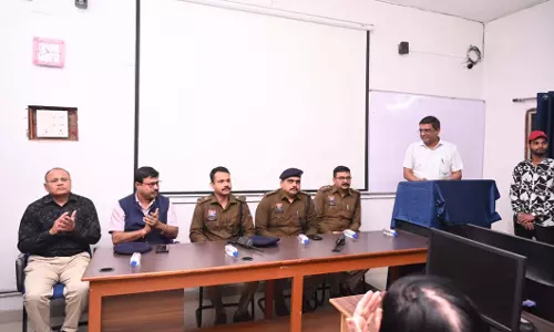 महंत कॉलेज में रायपुर पुलिस ने चलाया संवाद से समाधान अभियान महंत कॉलेज में रायपुर पुलिस ने चलाया संवाद से समाधान अभियान