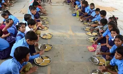 School में ताला लगाकर ग्रामीणों ने 3 महीने से मिड-डे मील में हो रही देरी का विरोध किया
