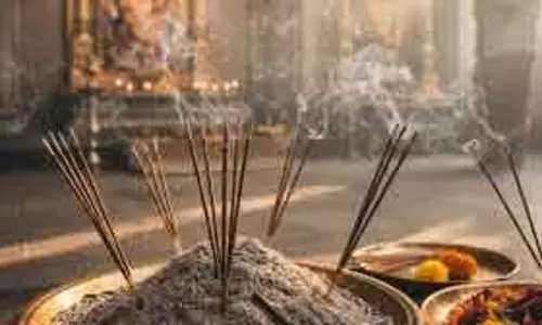 पूजा के बाद धूप-अगरबत्ती की राख को सही ढंग से Dispose के उपाय पूजा के बाद धूप-अगरबत्ती की राख को सही ढंग से Dispose के उपाय
