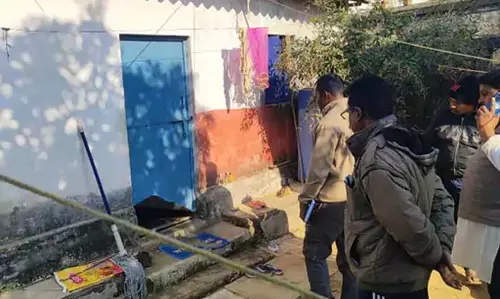 सूने घर में चोरी, परिवार के रायपुर जाने के दौरान चोरों ने 3.25 लाख रुपए और जेवरात उड़ा लिए सूने घर में चोरी, परिवार के रायपुर जाने के दौरान चोरों ने 3.25 लाख रुपए और जेवरात उड़ा लिए