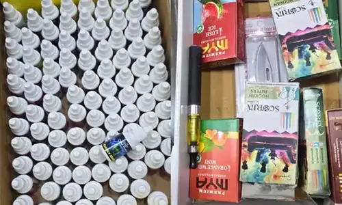 आबकारी उड़नदस्ता ने ई-सिगरेट और फ्लेवर लिक्विड किया जब्त, दो दुकान संचालक गिरफ्तार