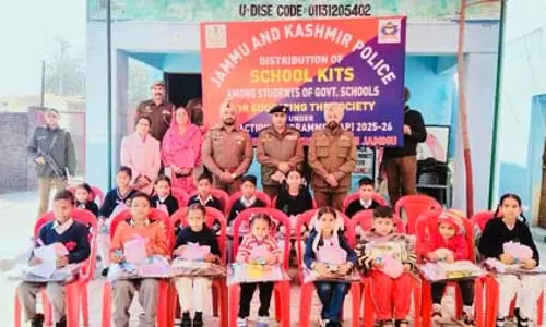 पुलिस ने सीएपी के तहत मलिक-पुर गांव में जरूरतमंद छात्रों को स्कूल किट और स्टेशनरी वितरित की
