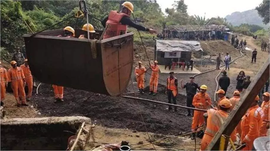 Meghalaya: कोयले खदान में भीषण विस्फोट, 10 मजदूरों की मौत Meghalaya: कोयले खदान में भीषण विस्फोट, 10 मजदूरों की मौत