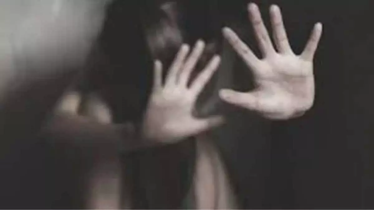 बच्ची से रेप के बाद दरिंदे ने किया सुसाइड, लहूलुहान हालत में मिली पीड़िता बच्ची से रेप के बाद दरिंदे ने किया सुसाइड, लहूलुहान हालत में मिली पीड़िता