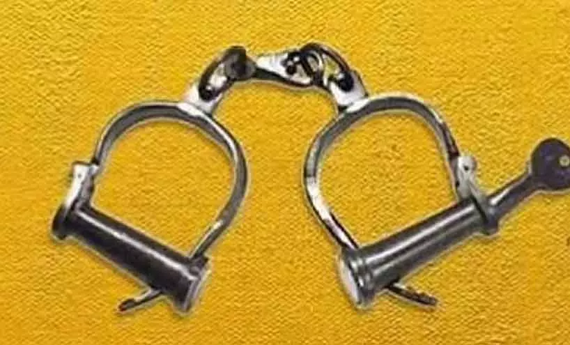 Tamil Nadu : ड्रग्स का इस्तेमाल करने के आरोप में एक्ट्रेस और सहायक अभिनेत्रियों को गिरफ्तार किया Tamil Nadu : ड्रग्स का इस्तेमाल करने के आरोप में एक्ट्रेस और सहायक अभिनेत्रियों को गिरफ्तार किया