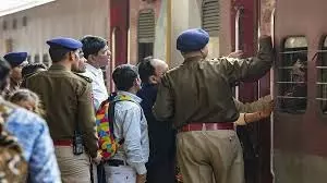 Rajasthan :चलती ट्रेन पर फेंकी कांच की बोतल, युवती घायल Rajasthan :चलती ट्रेन पर फेंकी कांच की बोतल, युवती घायल