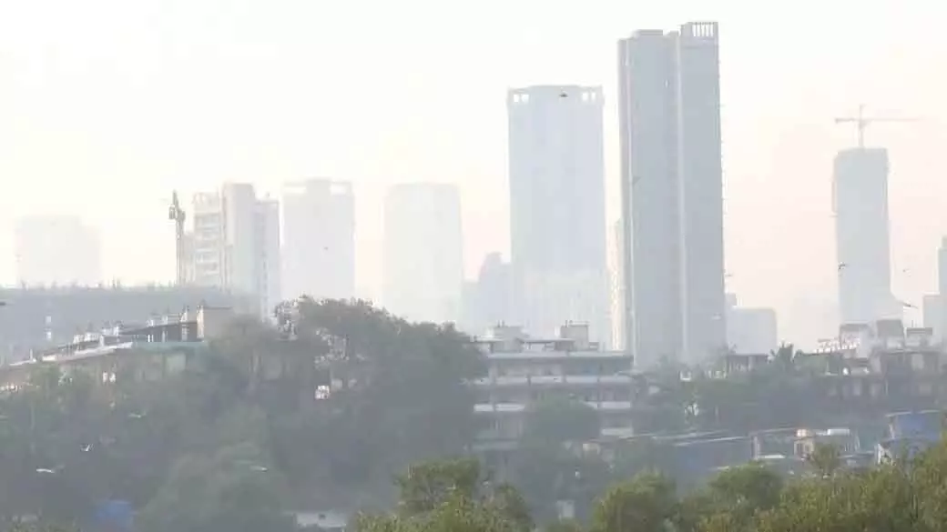 Mumbai : शहर के आसमान पर घना स्मॉग छाया रहा, हवा की क्वालिटी खराब बनी रही Mumbai : शहर के आसमान पर घना स्मॉग छाया रहा, हवा की क्वालिटी खराब बनी रही