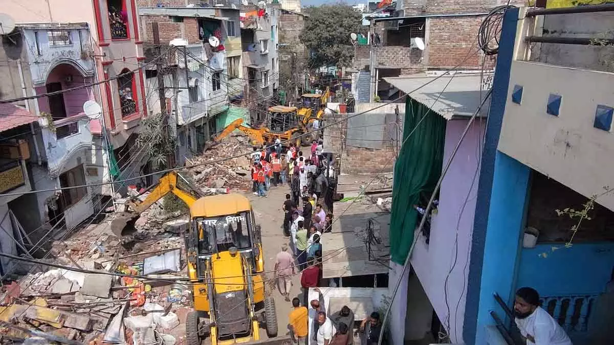 Indore : रावजी बाज़ार में नाले के ऊपर बने 21 घरों के अवैध हिस्से तोड़े गए Indore : रावजी बाज़ार में नाले के ऊपर बने 21 घरों के अवैध हिस्से तोड़े गए