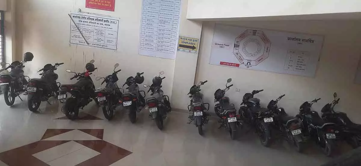 इंदौर नाबालिग से छेड़छाड़ मामला: RTO ने 12 रैपिडो बाइक ज़ब्त कीं, ऐप बंद करने की मांग की इंदौर नाबालिग से छेड़छाड़ मामला: RTO ने 12 रैपिडो बाइक ज़ब्त कीं, ऐप बंद करने की मांग की