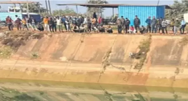 Mirzapur: नहर में गिरा दूल्हा, खुशियां मातम में बदलीं Mirzapur: नहर में गिरा दूल्हा, खुशियां मातम में बदलीं