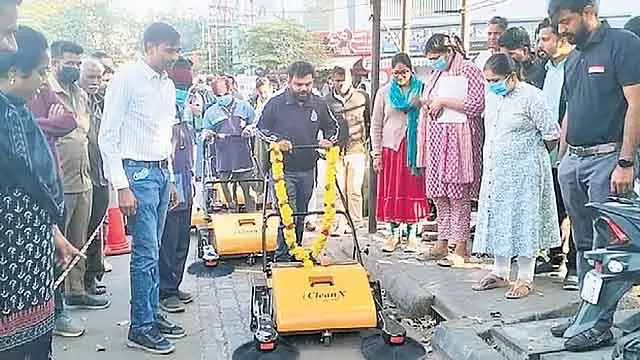 Bengaluru की सड़कों की सफाई के लिए हाई-टेक टच: झाड़ू की जगह मशीनों का इस्तेमाल Bengaluru की सड़कों की सफाई के लिए हाई-टेक टच: झाड़ू की जगह मशीनों का इस्तेमाल