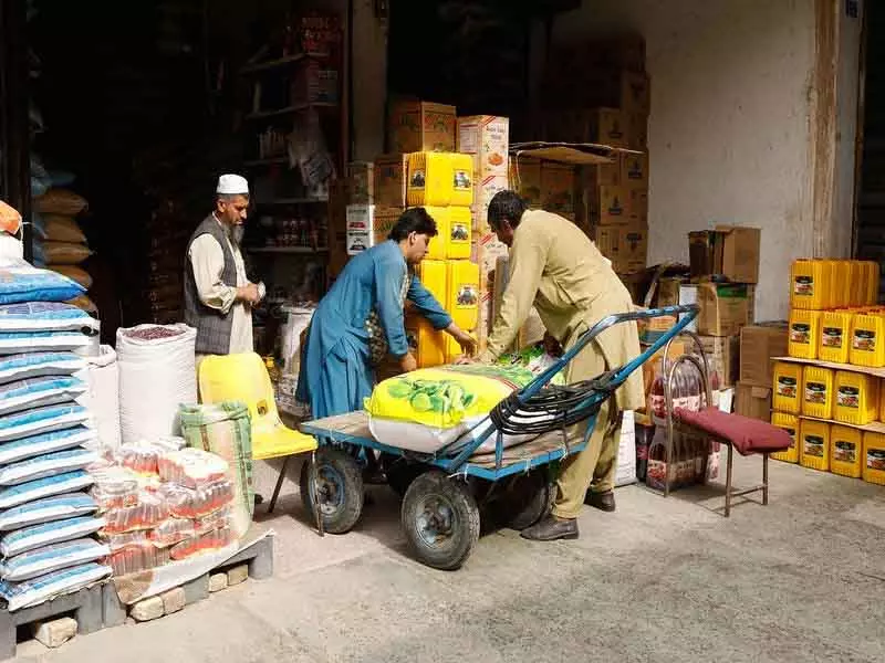 डॉलर गिरने के बावजूद Afghanistan में खाद्य कीमतें ऊंची, आयात पर दबाव डॉलर गिरने के बावजूद Afghanistan में खाद्य कीमतें ऊंची, आयात पर दबाव