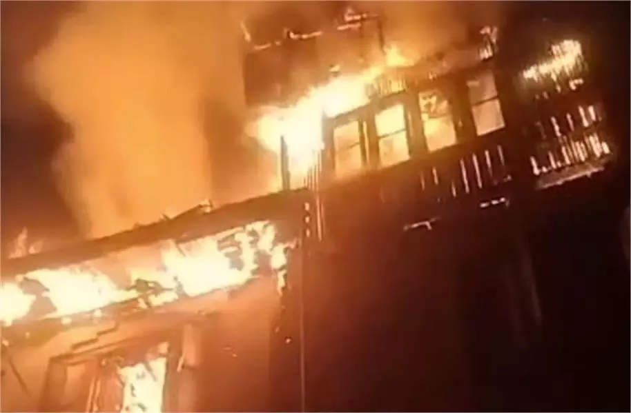 Jammu Kashmir: चट्टबल इलाके में बड़ी आगजनी की घटना,10 रिहायशी घर खार Jammu Kashmir: चट्टबल इलाके में बड़ी आगजनी की घटना,10 रिहायशी घर खार