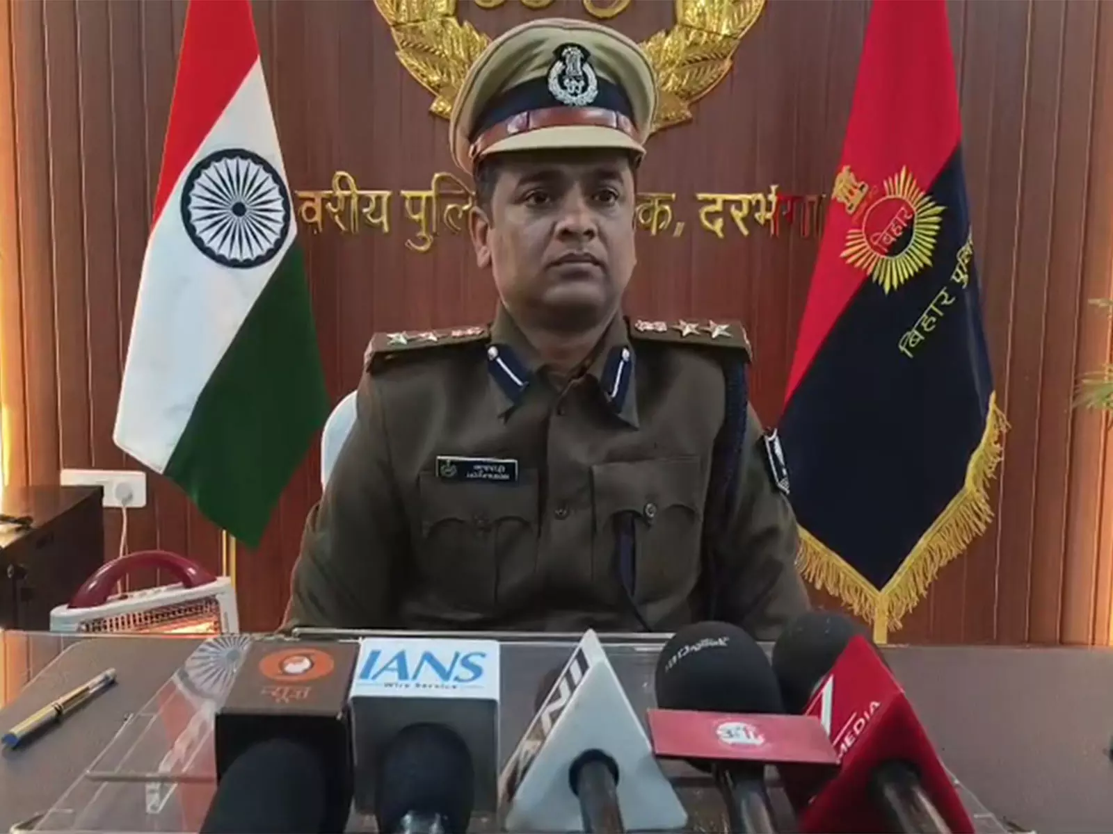बिहार के Darbhanga में पंचायत बैठक के दौरान हुई झड़प के बाद 12 लोग गिरफ्तार बिहार के Darbhanga में पंचायत बैठक के दौरान हुई झड़प के बाद 12 लोग गिरफ्तार