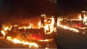 Bengaluru: बिजली की तार से बस में लगी भयानक आग, बाल-बाल बच गई यात्रियों की जान Bengaluru: बिजली की तार से बस में लगी भयानक आग, बाल-बाल बच गई यात्रियों की जान