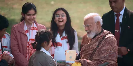 चाय वाले को चाय, परीक्षा पे चर्चा कार्यक्रम में छात्रों ने दिए प्रधानमंत्री मोदी को खास गिफ्ट चाय वाले को चाय, परीक्षा पे चर्चा कार्यक्रम में छात्रों ने दिए प्रधानमंत्री मोदी को खास गिफ्ट