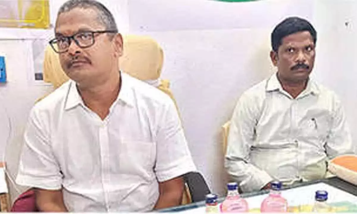Andhra: आत्माकुर नगर आयुक्त एसीबी के शिकंजे में Andhra: आत्माकुर नगर आयुक्त एसीबी के शिकंजे में