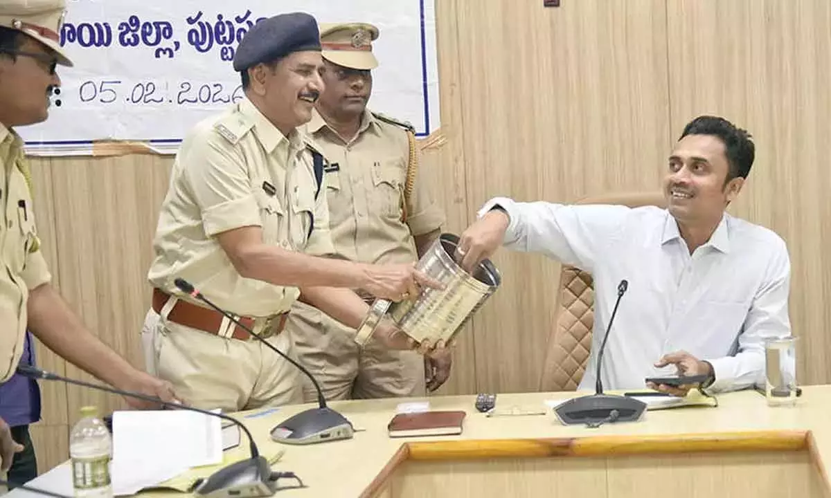 Andhra: बार लिकर पॉलिसी लॉटरी सफलतापूर्वक आयोजित की गई Andhra: बार लिकर पॉलिसी लॉटरी सफलतापूर्वक आयोजित की गई