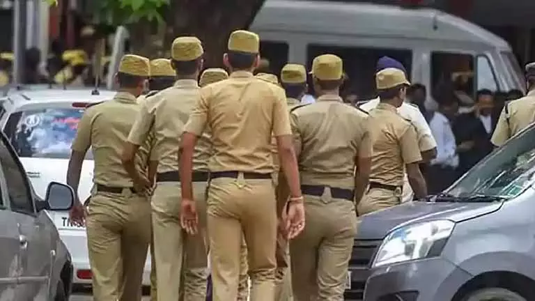 Chennai: पुलिस को कुचलने की कोशिश करने वाले व्यक्ति की तलाश जारी Chennai: पुलिस को कुचलने की कोशिश करने वाले व्यक्ति की तलाश जारी