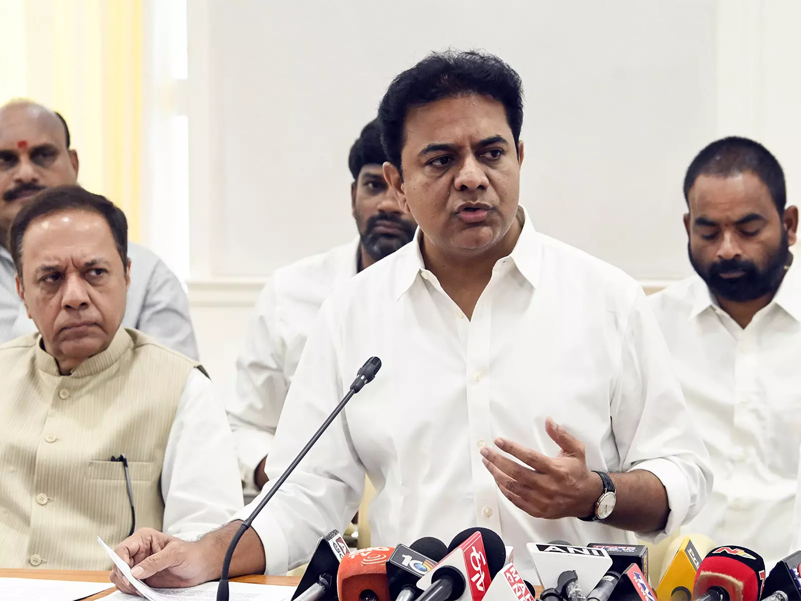 KTR ने रायथु बंधु योजना पर तेलंगाना के मुख्यमंत्री की टिप्पणी पर हमला बोला KTR ने रायथु बंधु योजना पर तेलंगाना के मुख्यमंत्री की टिप्पणी पर हमला बोला