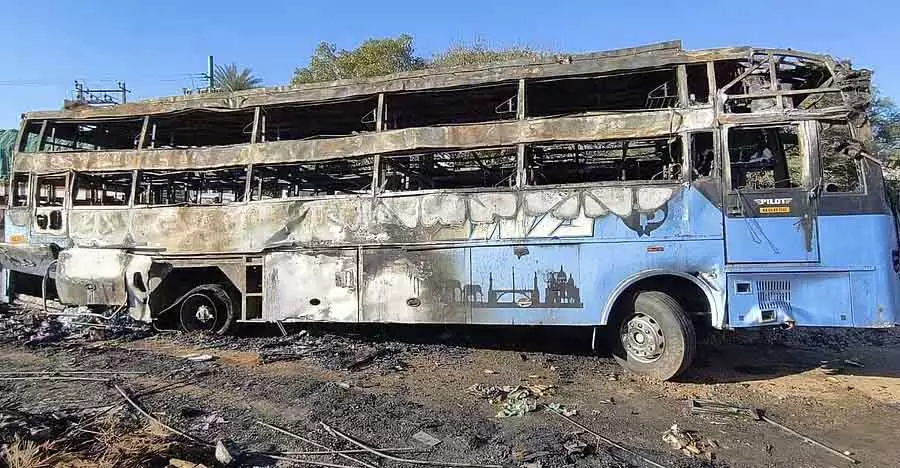Nelamangala : बस बिजली के खंभे से टकराई और उसमें आग लग गई, 40 लोग बाल-बाल बचे Nelamangala : बस बिजली के खंभे से टकराई और उसमें आग लग गई, 40 लोग बाल-बाल बचे
