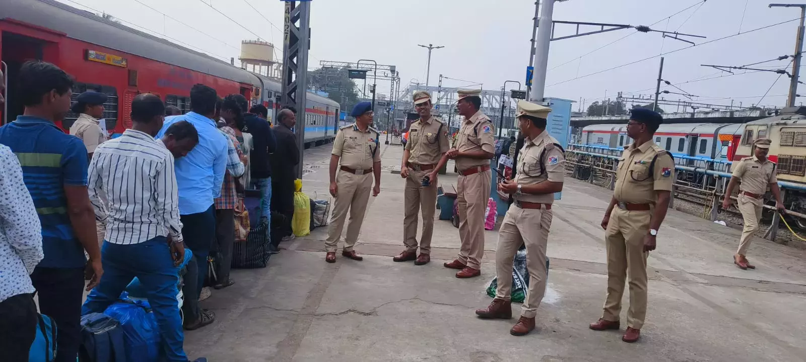 सिकंदराबाद RPF ने भीड़ नियंत्रण के लिए मॉक ड्रिल की सिकंदराबाद RPF ने भीड़ नियंत्रण के लिए मॉक ड्रिल की