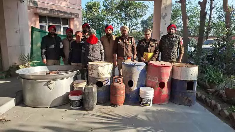 Rurka Kalan में 10,000 लीटर अवैध शराब के साथ 2 लोग गिरफ्तार Rurka Kalan में 10,000 लीटर अवैध शराब के साथ 2 लोग गिरफ्तार