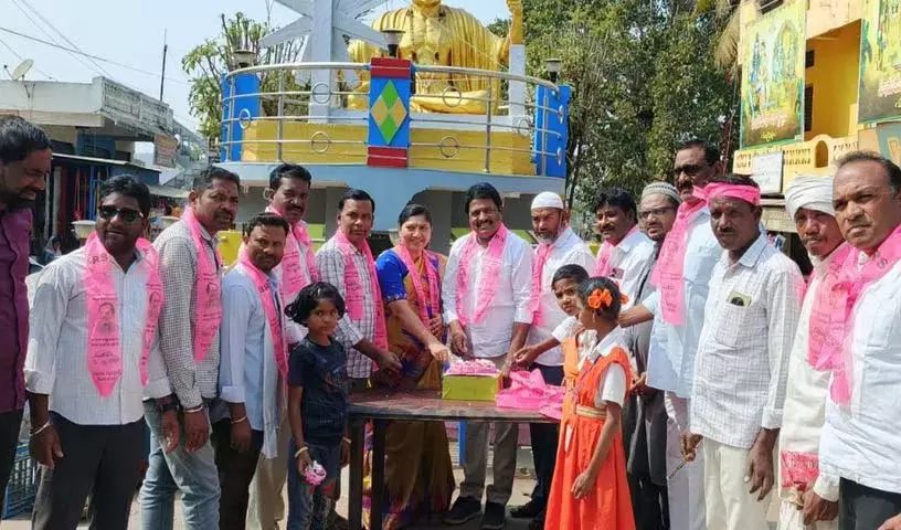 MLA कोवा लक्ष्मी का जन्मदिन धूमधाम से मनाया गया MLA कोवा लक्ष्मी का जन्मदिन धूमधाम से मनाया गया