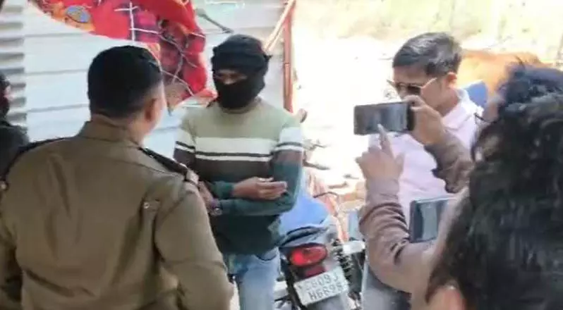 मोहल्लेवासियों ने पुलिस बुलाकर सेक्स रैकेट किया एक्सपोज, कई कपल्स अरेस्ट मोहल्लेवासियों ने पुलिस बुलाकर सेक्स रैकेट किया एक्सपोज, कई कपल्स अरेस्ट