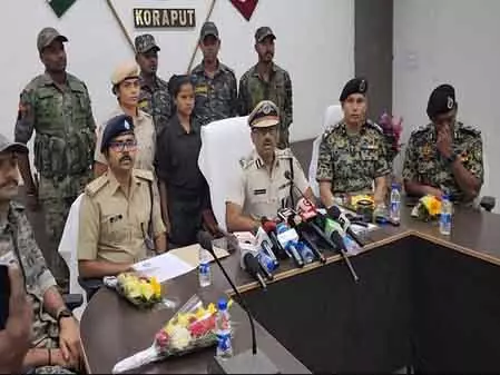 कोरापुट में महिला माओवादी ने सरेंडर किया, जिले को नक्सल मुक्त घोषित कोरापुट में महिला माओवादी ने सरेंडर किया, जिले को नक्सल मुक्त घोषित