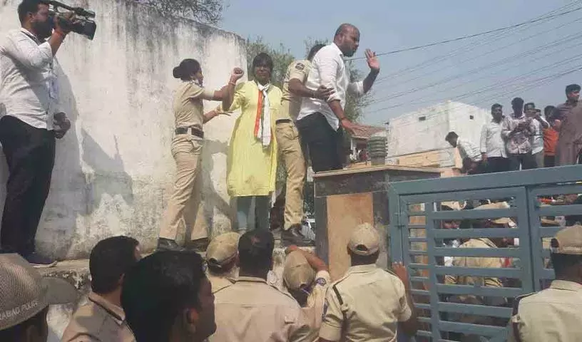 अलियाबाद नगर पालिका में कांग्रेस के गुंडों ने BRS कार्यकर्ताओं पर हमला किया अलियाबाद नगर पालिका में कांग्रेस के गुंडों ने BRS कार्यकर्ताओं पर हमला किया