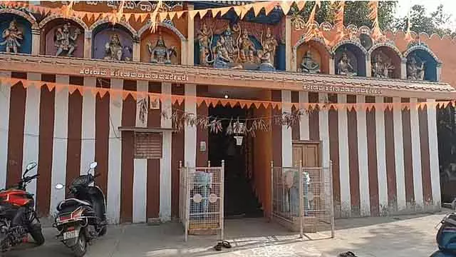 Anjaneya स्वामी मंदिर परिसर में मिला मांस: भक्तों में गुस्सा, पुलिस जांच शुरू Anjaneya स्वामी मंदिर परिसर में मिला मांस: भक्तों में गुस्सा, पुलिस जांच शुरू
