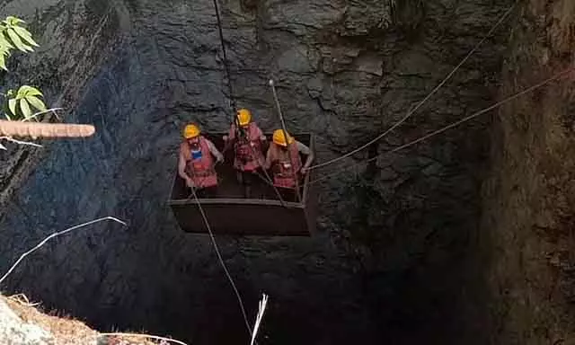 Meghalaya में कोयला खदान में धमाके की घटना: 2 मालिक गिरफ्तार Meghalaya में कोयला खदान में धमाके की घटना: 2 मालिक गिरफ्तार