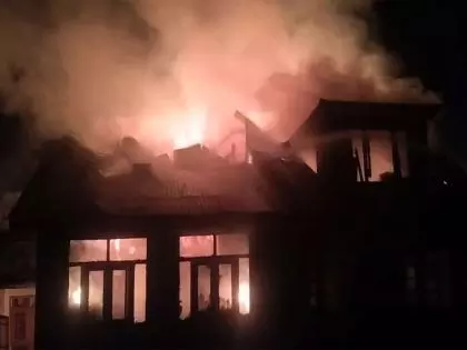 Srinagar के नौहट्टा में भीषण आग से कई घर जलकर खाक हो गए Srinagar के नौहट्टा में भीषण आग से कई घर जलकर खाक हो गए