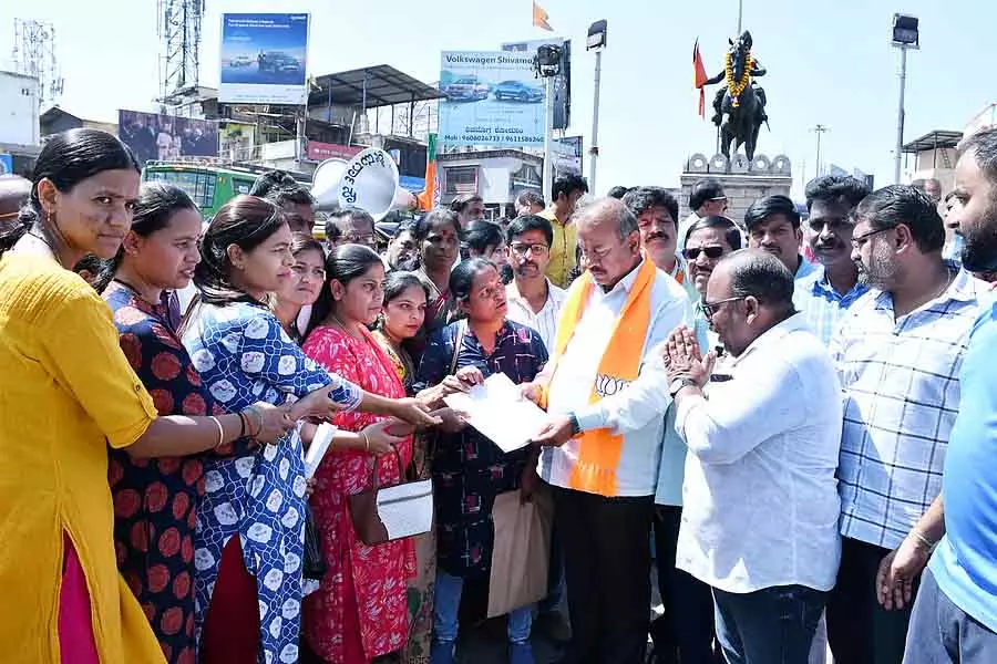 Shivamogga : माता-पिता ने स्विमिंग पूल की गड़बड़ी को ठीक करने की गुहार लगाई Shivamogga : माता-पिता ने स्विमिंग पूल की गड़बड़ी को ठीक करने की गुहार लगाई