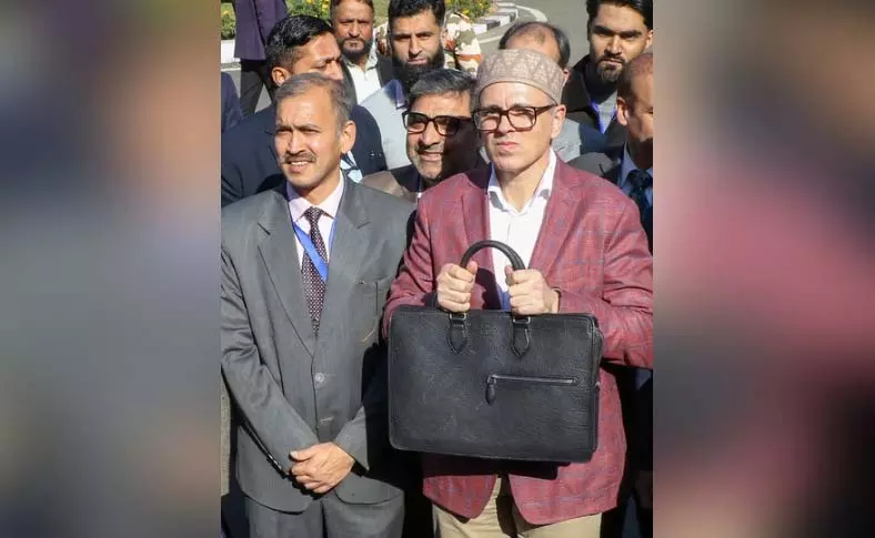 जम्मू-कश्मीर में मुख्यमंत्री उमर अब्दुल्ला ने 1,13,767 करोड़ रुपए का बजट पेश किया, निवेश और इनोवेशन पर जोर जम्मू-कश्मीर में मुख्यमंत्री उमर अब्दुल्ला ने 1,13,767 करोड़ रुपए का बजट पेश किया, निवेश और इनोवेशन पर जोर