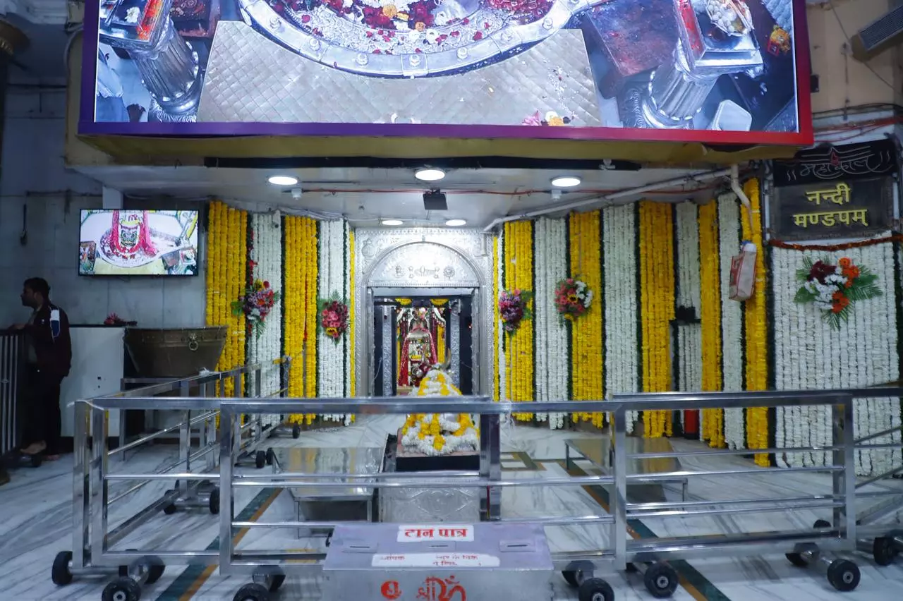 Ujjain: शिवनवरात्रि पर कोटेश्वर भगवान को अर्पित हुए विशेष वस्त्र Ujjain: शिवनवरात्रि पर कोटेश्वर भगवान को अर्पित हुए विशेष वस्त्र