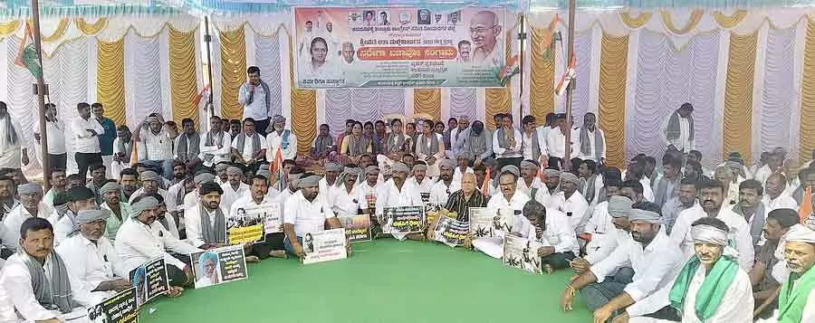 Karnataka : मनरेगा को बहाल करने की मांग Karnataka : मनरेगा को बहाल करने की मांग