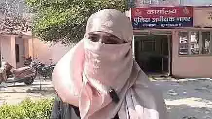 Bulandshahr में महिला ने पुलिस अधिकारी पर गंभीर आरोप लगाए Bulandshahr में महिला ने पुलिस अधिकारी पर गंभीर आरोप लगाए