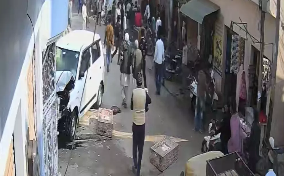 Bareilly: बेकाबू कार ने मकान में घुसकर मचाया कहर Bareilly: बेकाबू कार ने मकान में घुसकर मचाया कहर