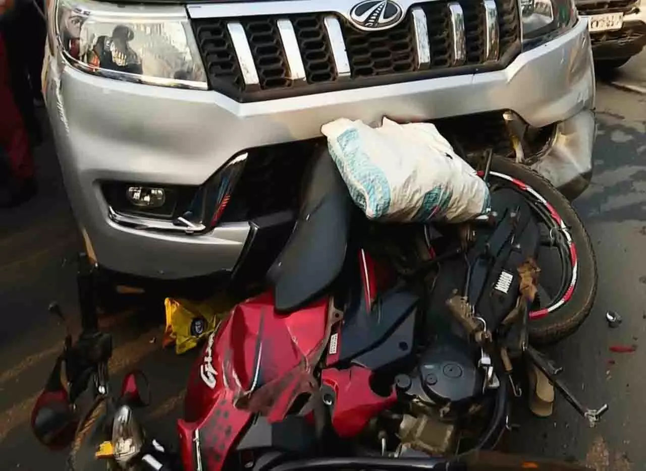 Bhubaneswar में सड़क हादसे में दो साल के बच्चे को बाइक से फेंक दिया गया Bhubaneswar में सड़क हादसे में दो साल के बच्चे को बाइक से फेंक दिया गया