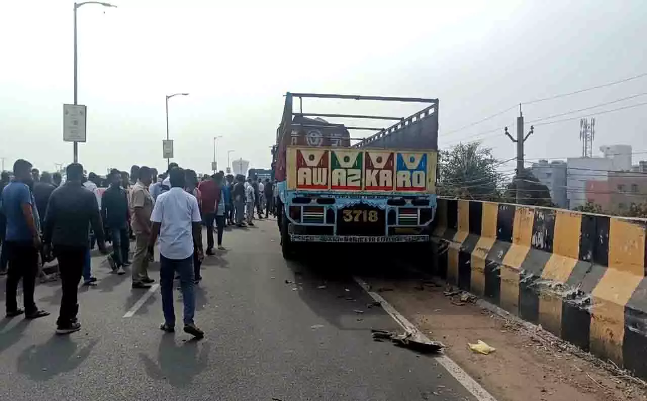 Odisha: फ्लाईओवर हादसे के बाद सियासी और प्रशासनिक हलचल Odisha: फ्लाईओवर हादसे के बाद सियासी और प्रशासनिक हलचल