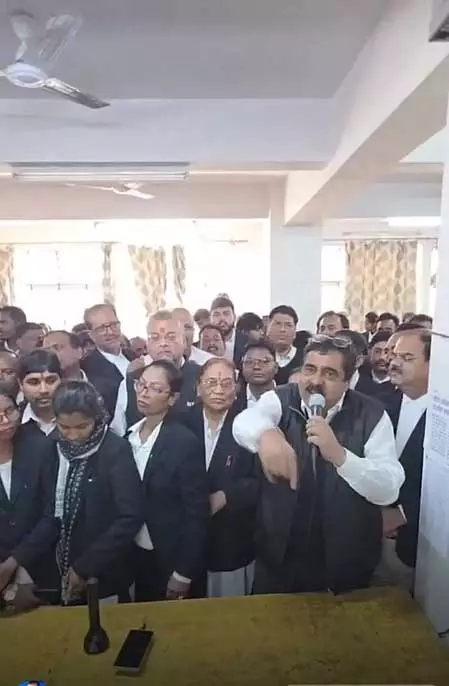 रांची के वकीलों ने महिला अधिवक्ता से पुलिस की बदसलूकी के खिलाफ किया कार्य बहिष्कार रांची के वकीलों ने महिला अधिवक्ता से पुलिस की बदसलूकी के खिलाफ किया कार्य बहिष्कार